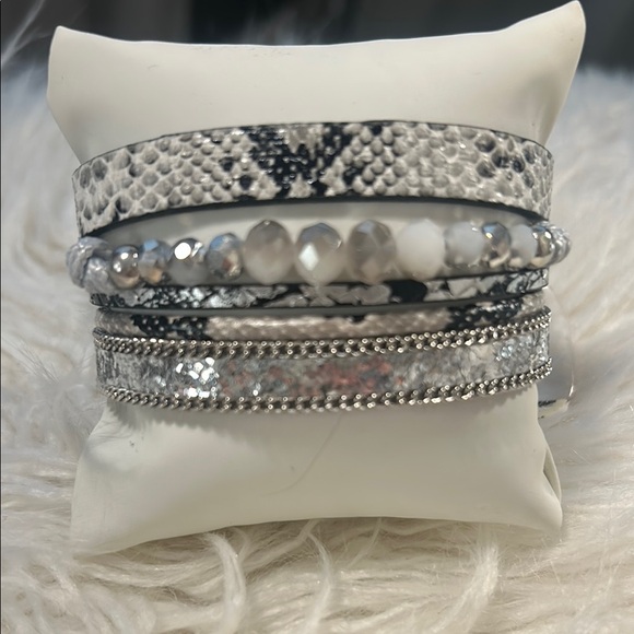 Elegant Silver Bracelet Set - Picture 1 of 3